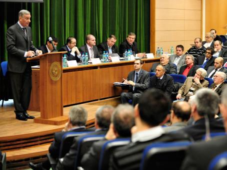 Preşedintele Federaţiei Române de Fotbal, Mircea Sandu, a fost reales, ieri, în această funcţie, în urma votului din cadrul Adunării Generale a FRF. Foto: MEDIAFAX