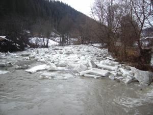 Pe râul Bistriţa s-au format poduri de gheaţă imense, parţial compacte