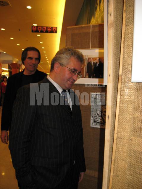 Primarul Ion Lungu vizionând expoziţia
