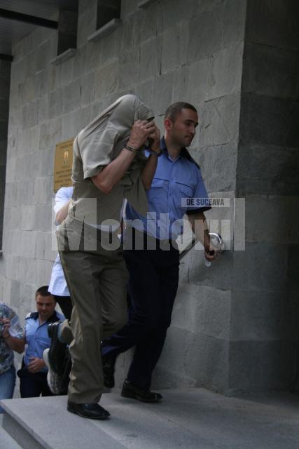 Agenţii de poliţie Cristian Daniel Jitari (39 de ani) şi Toader Olari (53 de ani) au fost trimişi în judecată pentru acuzaţii grave