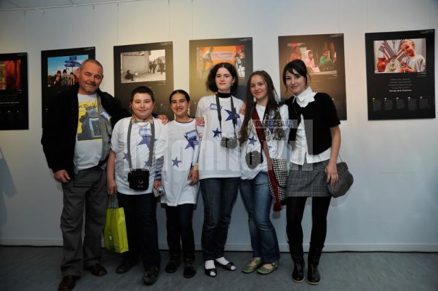 Cei cinci tineri fotografi suceveni, alături de profesorul Valentin Moscaliuc