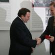Gheorghe Flutur primind medalia de la ambasadorul polonez