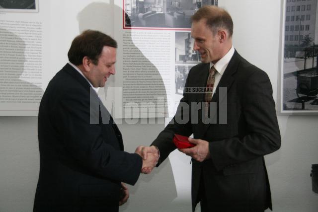 Gheorghe Flutur primind medalia de la ambasadorul polonez