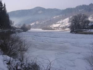 Imense aglomerări de sloiuri de gheaţă pe râul Bistriţa