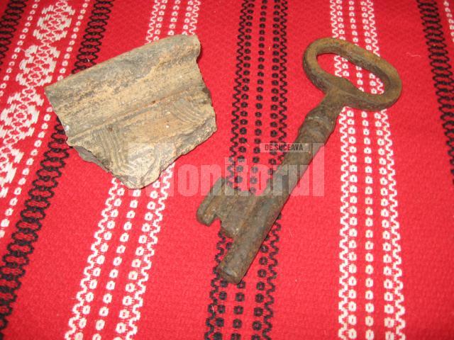 Ciob ceramic găsit în urma plugului şi cheia de la curtea boierului Tăutu