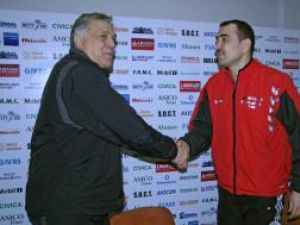 La finalul meciului, Leonard Bibirig şi Vasile Stângă s-au felicitat reciproc