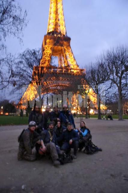 Echipa de alpinişti lângă turnul parizian