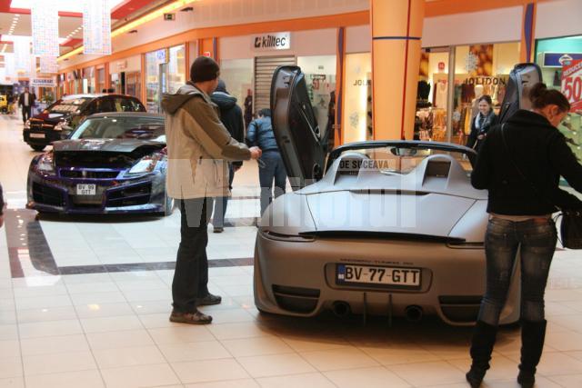 Maşinile modificate sunt o adevărată atracţie pentru clienţii Shopping City