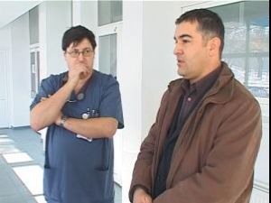 Cristian Farcaş, unul dintre cei 18 turişti intoxicaţi, alături de purtătorul de cuvânt al Spitalului Judeţean, doctoral Tiberiu Brădăţan