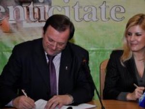 Gheorghe Flutur şi Elena Udrea au semnat contractul de finanţare a proiectului de reabilitare a Cetăţii de Scaun din Suceava