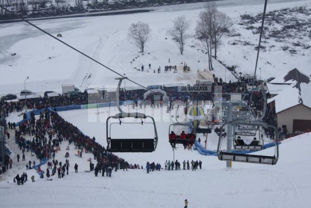 Prima zi în care pârtia de schi din Gura Humorului a funcţionat în mod oficial a atras un număr extrem de mare de turişti