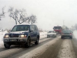 Aproape 130 de drumuri judeţene au fost blocate, din cauza ninsorii şi a viscolului. Foto: MEDIAFAX