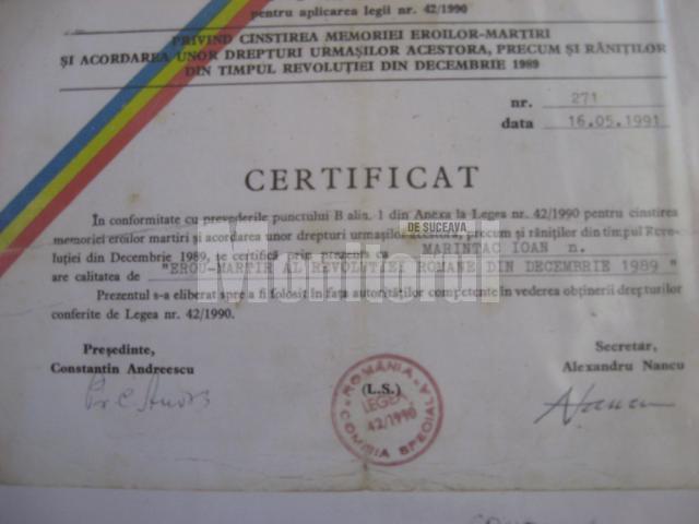 Certificatul care îi atestă lui Ioan Mariuţac calitatea de Erou - Martir al Revoluţiei din Decembrie 1989, completat cu numele eronat