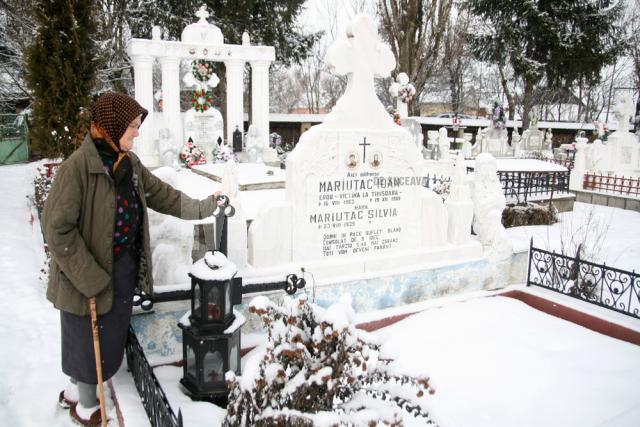 Silvia Mariuţac la mormantul fiului ei