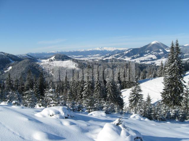 Zăpada grea îngreunează deplasarea pe unele trasee montane