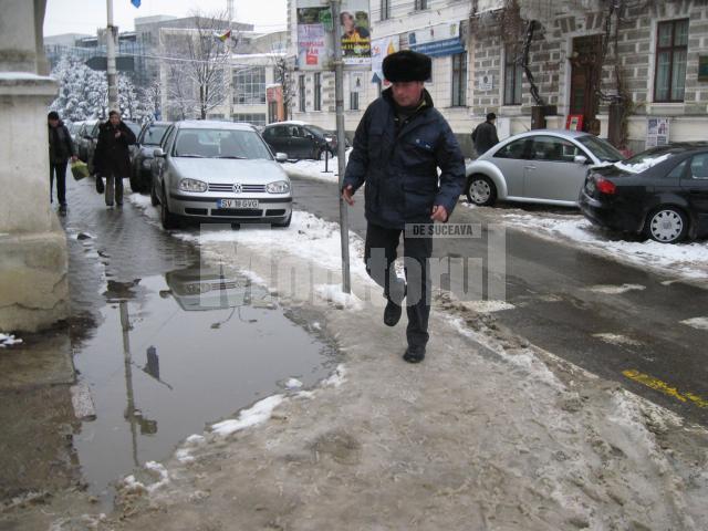 Odată cu încălzirea vremii, mersul pe jos, pe trotuarele municipiului, a  devenit un adevărat calvar