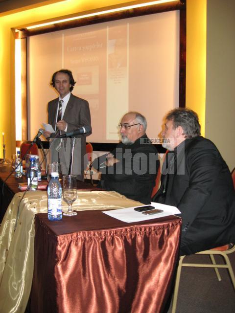 Mircea A. Diaconu prezentând cartea lui Varujan Vosganian