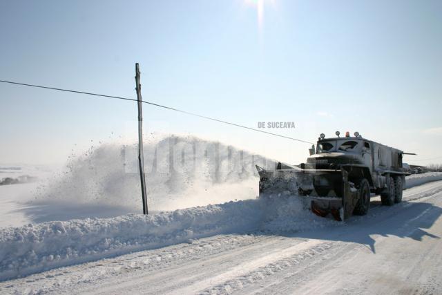 Din cauza căderilor masive de zăpadă, circulaţia din judeţul Suceava a fost serios perturbată