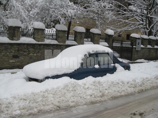 Maşină blocată din cauza zăpezii