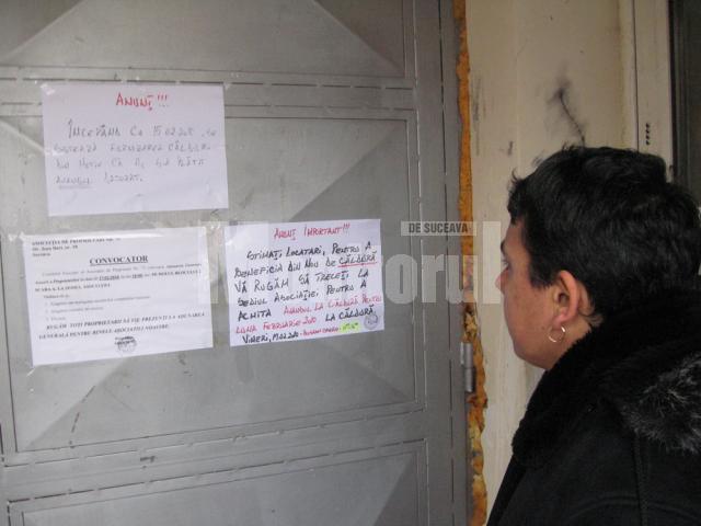 Locatarii căminelor SOCIM au aflat că vor rămâne fără căldură de pe afişele lipite la intrarea în bloc