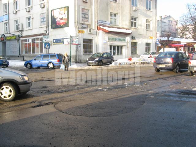 Halul în care a ajuns strada din centrul Sucevei