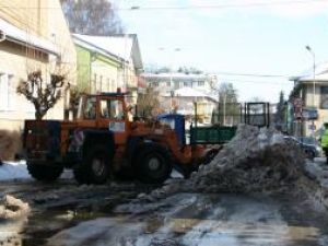 Strada Mihai Viteazu a fost închisă ieri dimineaţă, timp de câteva ore, pentru a fi curăţată zăpada