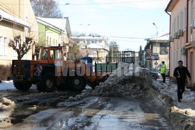 Strada Mihai Viteazu a fost închisă ieri dimineaţă, timp de câteva ore, pentru a fi curăţată zăpada