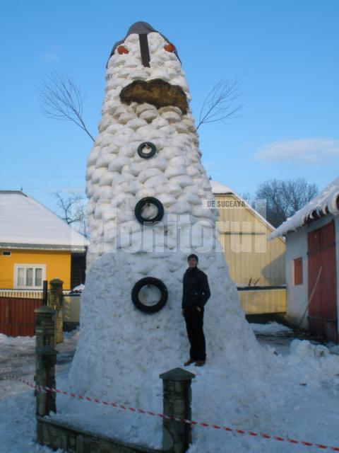 Omul de zăpadă de la Cajvana este înalt de nouă metri
