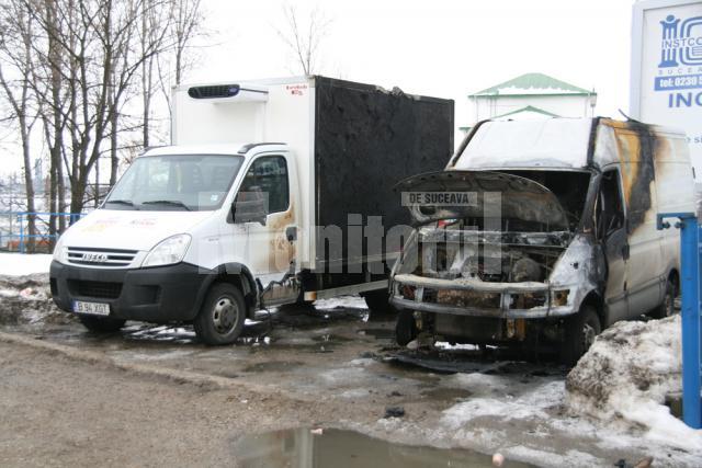 Incendiu în noapte: Microbuz distrus de flăcări, în curtea unei firme de transport din Suceava