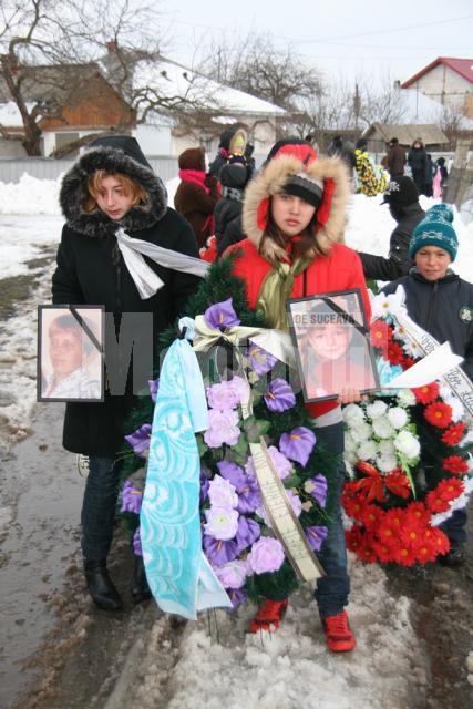 Copiii din sat au participat şi ei la înmormântare