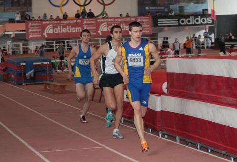 Bogdan Macovei, în echipament alb-negru, a obţinut două medalii naţionale. Foto: www.atletic.ro