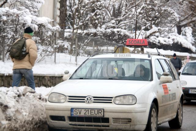 Fiecare şcoală de şoferi trebuie să deţină minimum două vehicule pentru pregătirea practică a elevilor