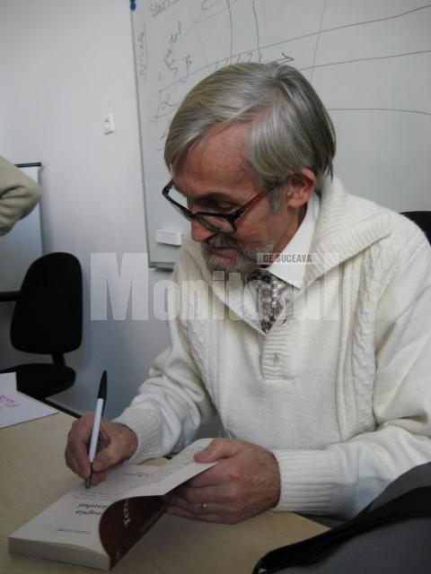 Vasile Andru acordând autografe