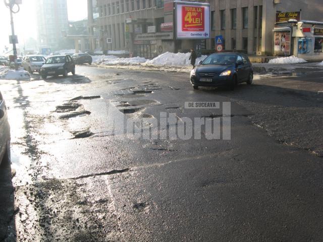 Supărare: Primăria Suceava, dată în judecată pentru gropile de pe străzi