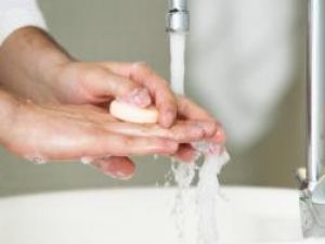 Spălatul pe mâini, cel mai sigur mijloc de prevenire a unor boli infecţioase digestive şi respiratorii. Foto: CORBIS