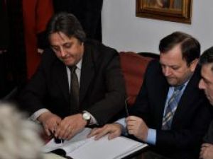 Primarul Vasile Tofan, preşedintele CJ Gheorghe Flutur şi secretarul de stat Sorin Munteanu, la semnarea contractului de finanţare