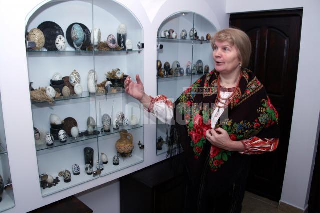 Artista Lucia Condrea prezintă comorile adunate în Muzeul de ouă încondeiate de la Moldoviţa