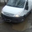 Şoferul unui microbuz marca Iveco a intrat pe strada Traian Vuia într-o groapă camuflată cu apă