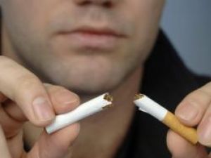Patru din zece fumători vor să reducă din cheltuiala cu ţigările. Foto: WESTEND