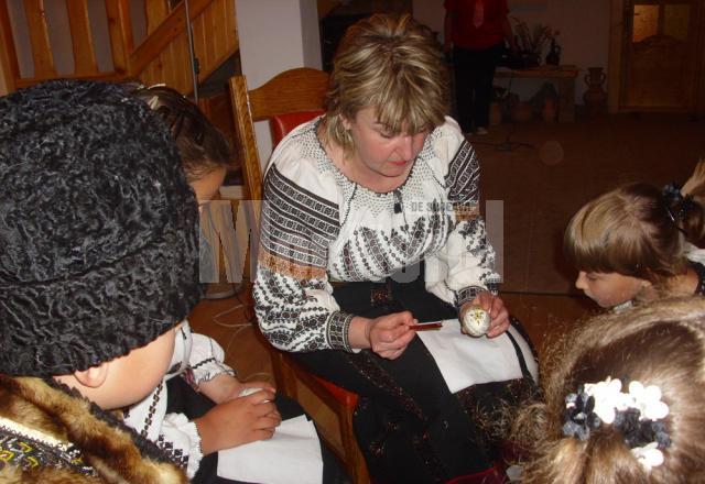Sub îndrumarea Letiţiei Orşivschi, copiii din Vama învaţă să încondeieze ouă
