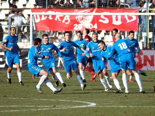 Jucătorii echipei Otelul Galaţi se bucură după înscrierea unui gol împotriva echipei CFR Cluj. Foto: Florin NOVAC / MEDIAFAX
