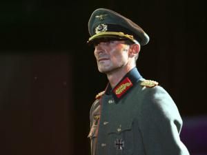 Radu Mazăre a apărut îmbrăcat într-o uniformă de general general Wehrmacht la o prezentare de modă în staţiunea Mamaia. Foto: MEDIAFAX