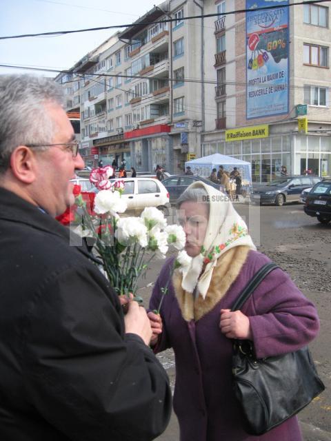 De Ziua Femeii: Primarul Ion Lungu a împărţit sute de flori în centrul Sucevei