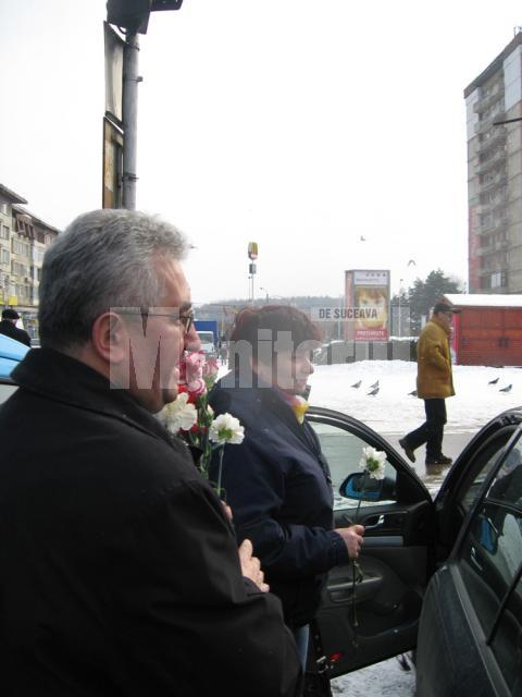 De Ziua Femeii: Primarul Ion Lungu a împărţit sute de flori în centrul Sucevei