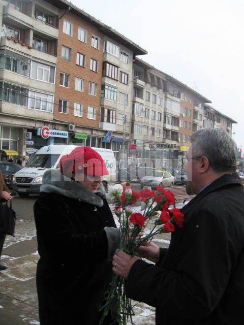 De Ziua Femeii: Primarul Ion Lungu a împărţit sute de flori în centrul Sucevei