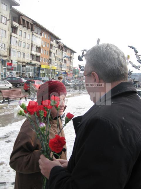 De Ziua Femeii: Primarul Ion Lungu a împărţit sute de flori în centrul Sucevei