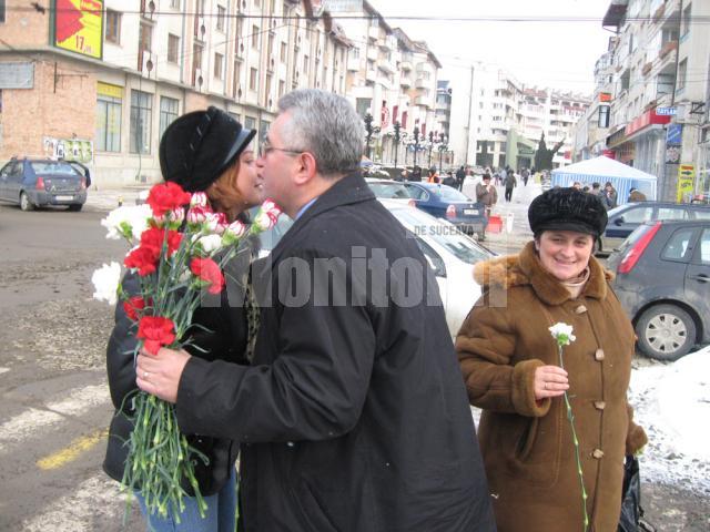 De Ziua Femeii: Primarul Ion Lungu a împărţit sute de flori în centrul Sucevei