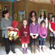 Copiii expozanţi împreună cu artista plastică Viorica Moruz