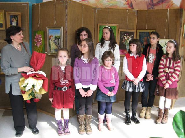 Copiii expozanţi împreună cu artista plastică Viorica Moruz