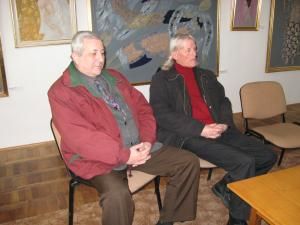 Poetul Ion Cozmei şi graficianul Cornel Dan, în Sala de Arte Elena Greculesi a Bibliotecii Bucovinei